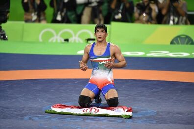 اهدای دوبنده حسن یزدانی به موزه IOC