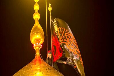 تعویض پرچم امام حسین(ع) به مناسبت فرارسیدن ماه محرم