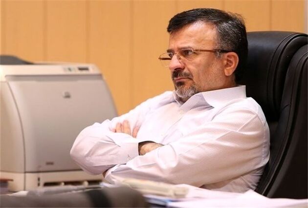 زنان استادیوم آزادی را مسقف می کنند