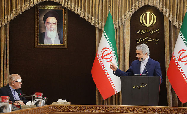 نشست خبری محمدباقر نوبخت با حضور خبرنگار مضروب برگزار شد 