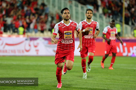 دیدار تیم های فوتبال پرسپولیس و پارس جنوبی جم