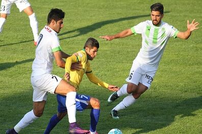 حسینی عصبانی در کنار زمین/ رستگاری مهدی‌پور در نیمه نخست با پاس گل