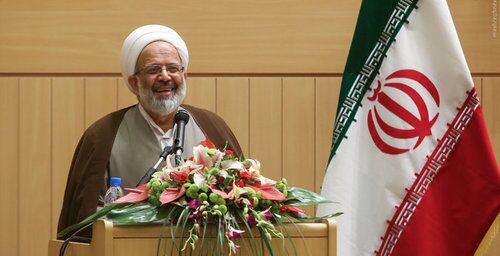  دشمن هر روز بر سر راه انقلاب دام می گستراند