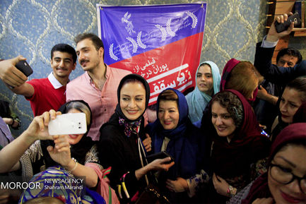 اکران فیلم زیر سقف دودی با حضور عوامل فیلم