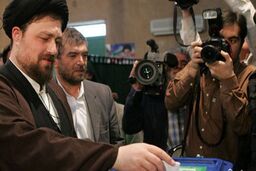 یادگار امام رای خود را به صندوق انداخت