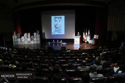 رونمایی از کتاب مهران میخندد