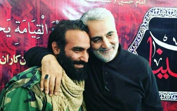زانو زدن حاج قاسم مقابل مادرشهید مدافع حرم