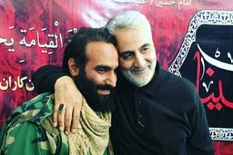 زانو زدن حاج قاسم مقابل مادرشهید مدافع حرم