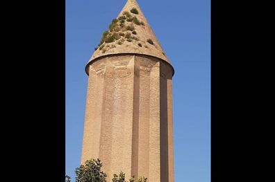 علف های هرز موهای گنبد قابوس را سبز کردند!