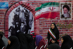نواخته شدن «زنگ انقلاب» در مدرسه ای در تهران