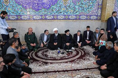 دیدار آیت الله رییسی با جمعی از خانواده‌های شهدای بوشهر
