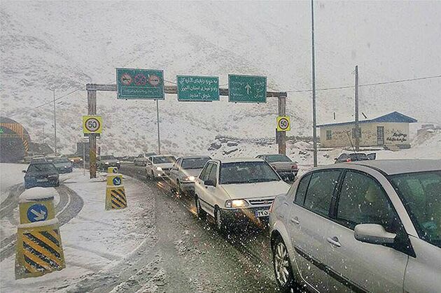 بارش برف و باران در محور چالوس/وضعیت ترافیکی محورهای شمالی