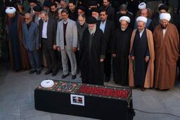 اقامه نماز رهبر انقلاب بر پیکر آیت‌الله امامی کاشانی 