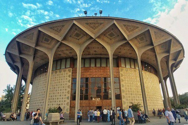 کدام نمایش ها روی صحنه نمایش می رود؟