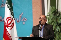 تجلیل از معلمان را تنها از بعد مادی نگاه نکنیم
