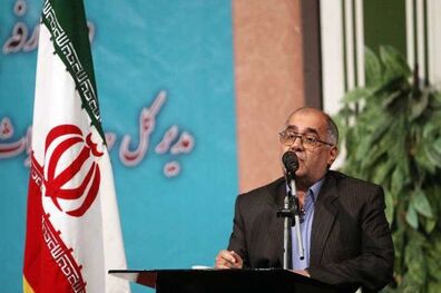 تجلیل از معلمان را تنها از بعد مادی نگاه نکنیم